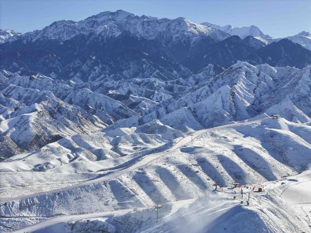 星空体育网站：新华全媒+冰雪运动成就新疆文旅新名片(图9)