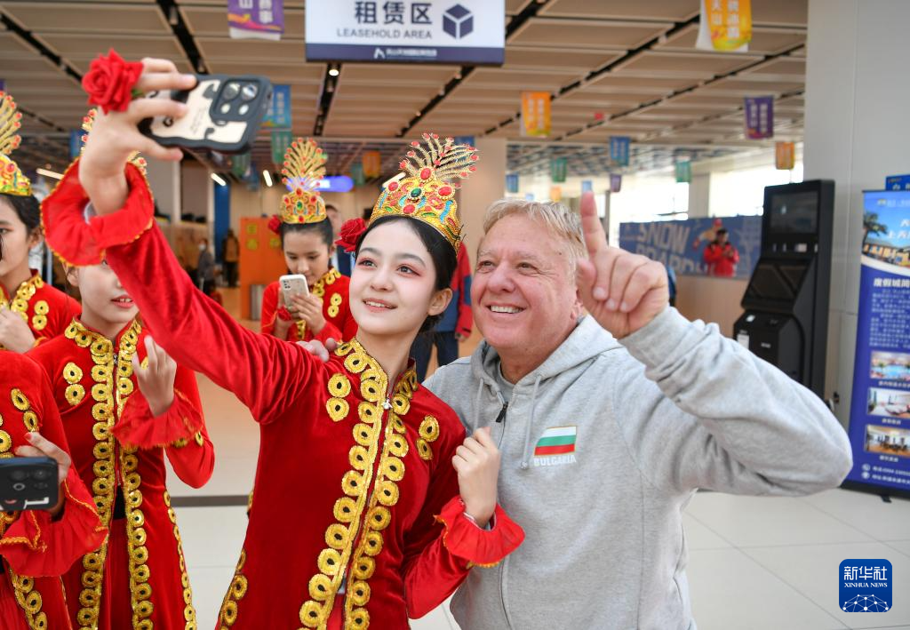 星空体育网站：冰雪运动成就新疆文旅新名片(图7)