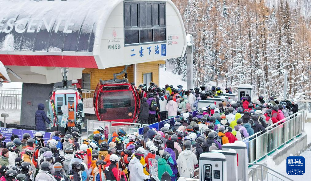 星空体育网站：冰雪运动成就新疆文旅新名片(图14)