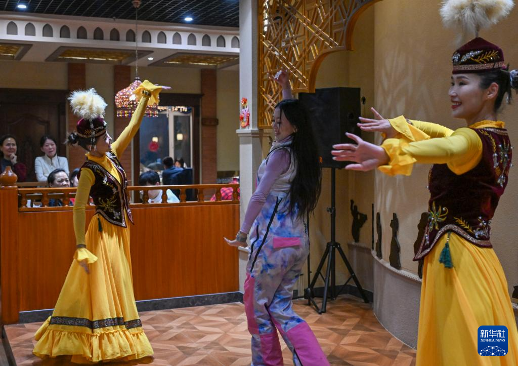 星空体育网站：冰雪运动成就新疆文旅新名片(图16)