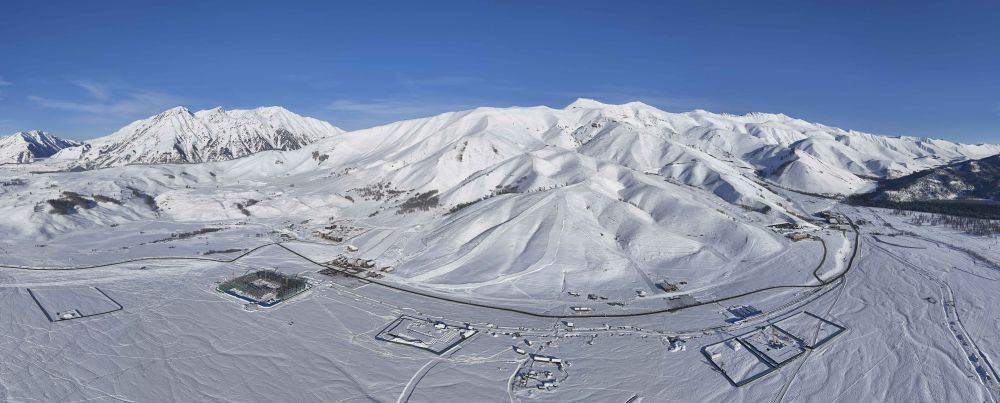 新华全媒+丨冰雪运动成就新疆文旅新名片(图1)