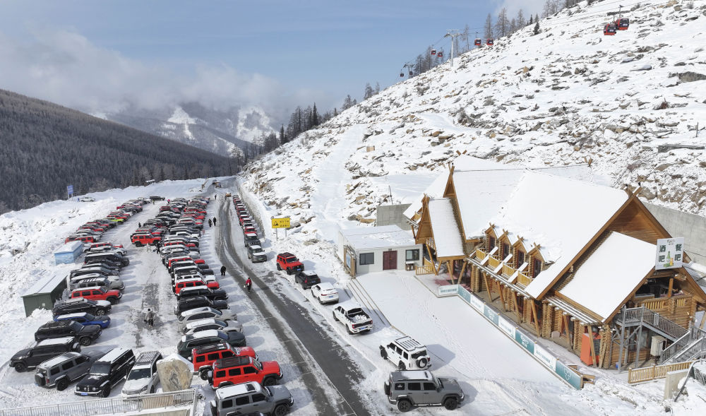新华全媒+丨冰雪运动成就新疆文旅新名片(图10)
