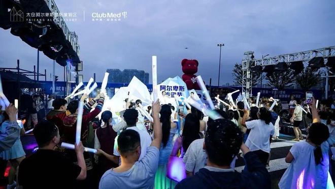 星空体育网站：这个夏天去上海后花园“泼雪”！沪郊“冰雪微度假”成避暑新宠(图2)