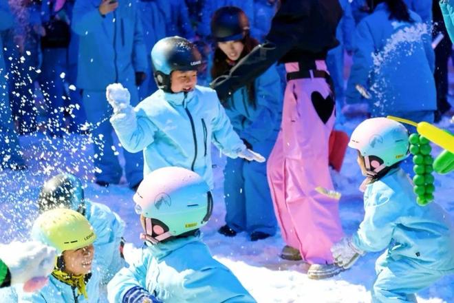 星空体育网站：这个夏天去上海后花园“泼雪”！沪郊“冰雪微度假”成避暑新宠(图4)
